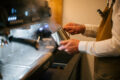 Kellner beim Milchaufschäumen im kleinen Bistrot im Boutique Apart Serfaus